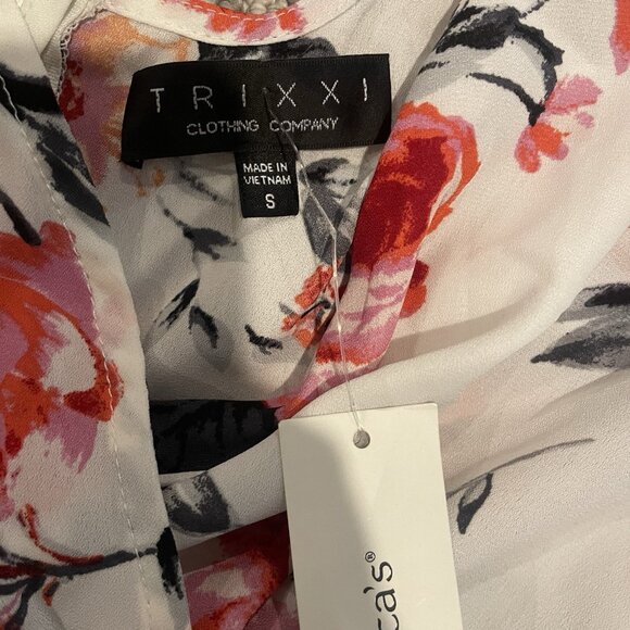 NWT Francescas Trixxi Romper Womena Small Floral V-Neck  Bell Sleeve Shorts - Picture 2 of 6